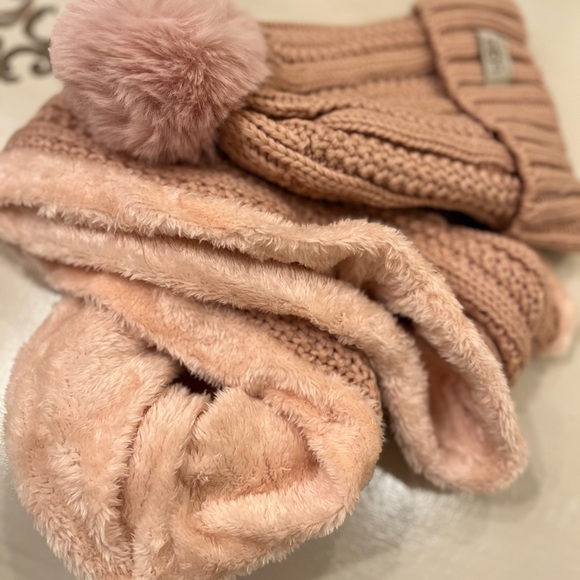 UGG Winter Mauve Pink Sweater Weather pom pom hat infinity scarf Set. NWT - Picture 2 of 7